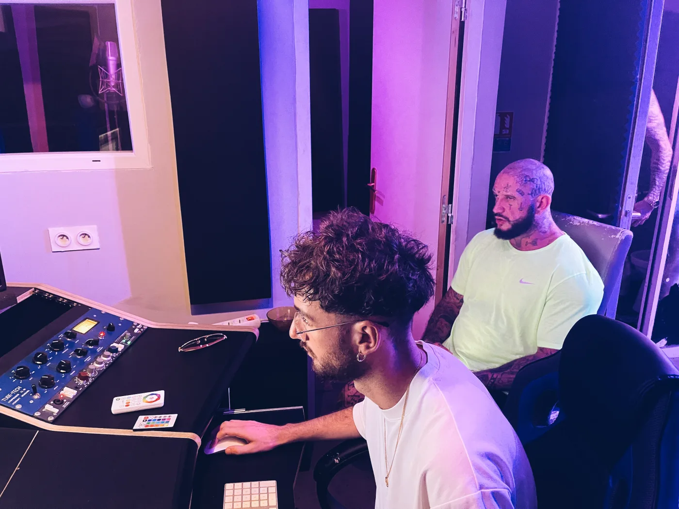 Julian en session de mixage avec un artiste